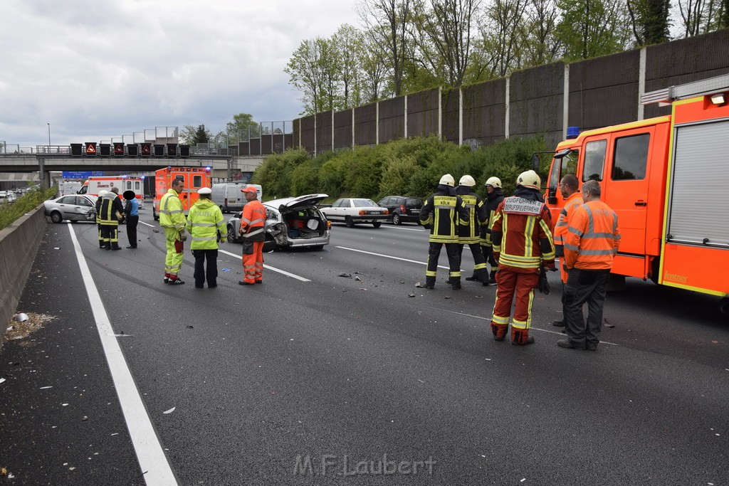 VU Auffahrunfall A 3 Rich Oberhausen kurz vor AS Koeln Dellbrueck P130.JPG - Miklos Laubert